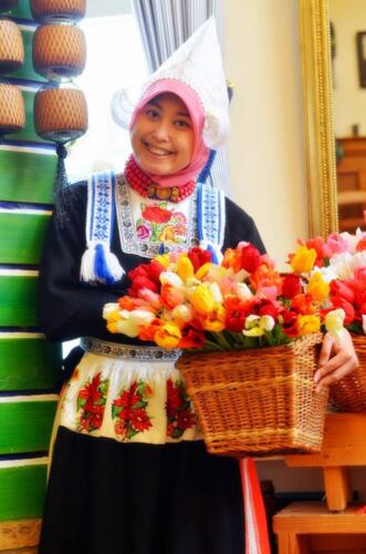 Berfoto menggunakan pakaian tradisional belanda di Volendam