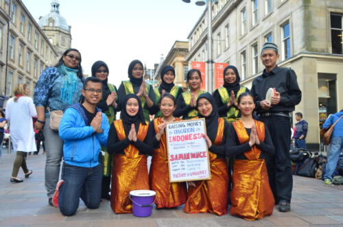 Ngamen nari saman untuk menggalang dana pendidikan Indonesia